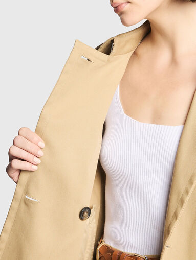 Short trench coat with a double-breasted closure - 4