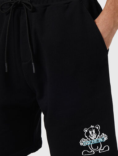 Cotton shorts in black with print - 4