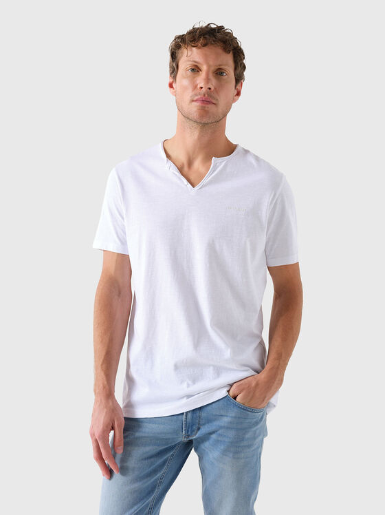 Бяла тениска с V-образно деколте - 1