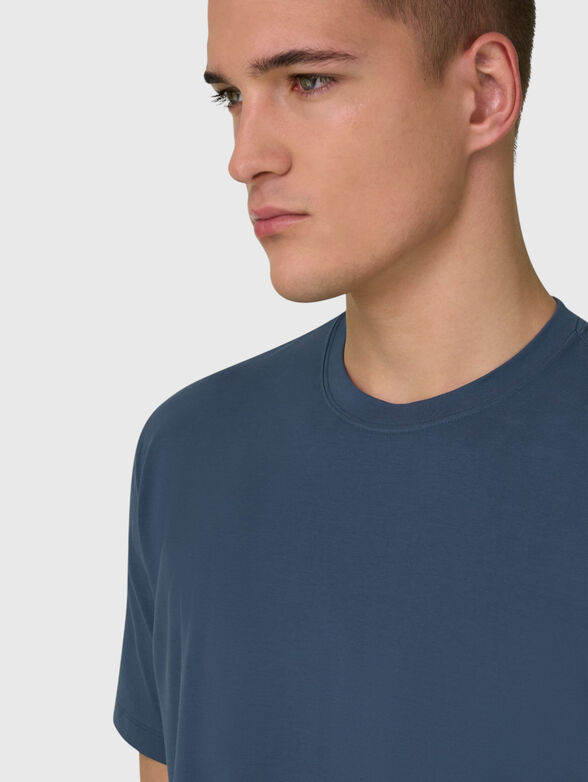 T-shirt with an oval neckline - 4
