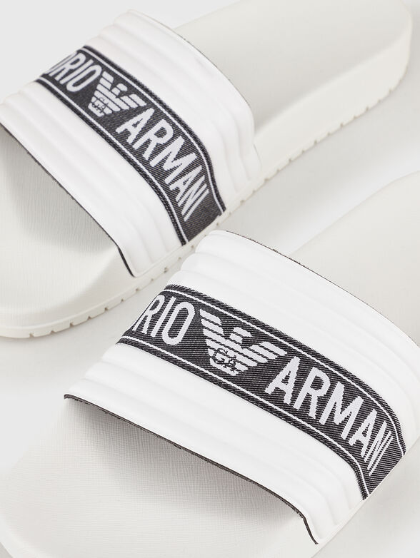 Black beach slippers with logo accent - 2