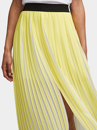 Pleated skirt in yellow - 5
