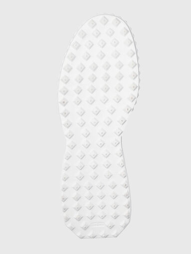 Sports shoes in black with logo accent  - 4