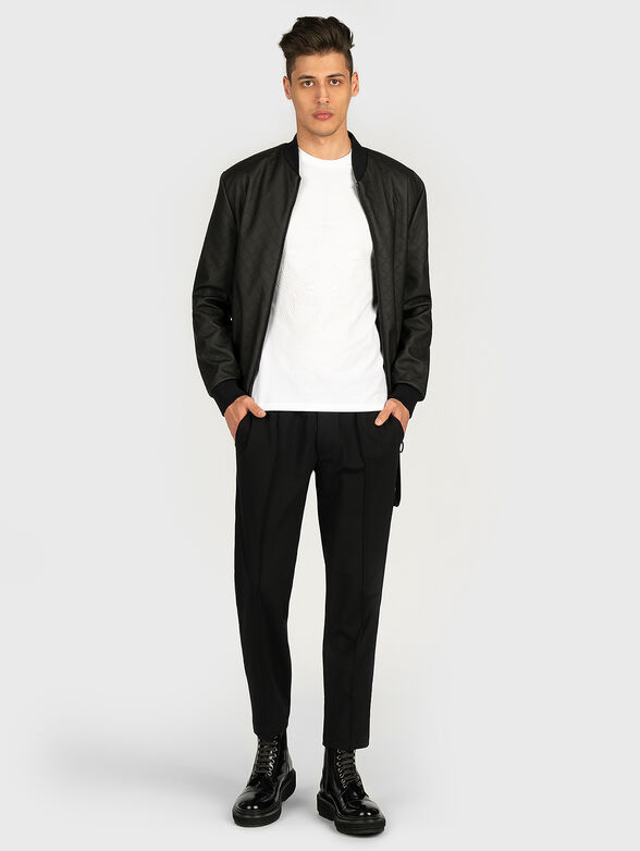 Black t-shirt with an attactive print - 4