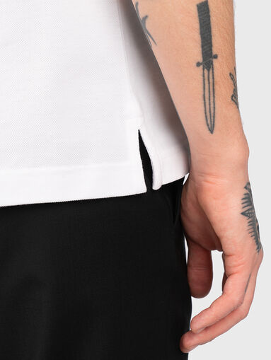 White polo-shirt with contrasting collar - 5