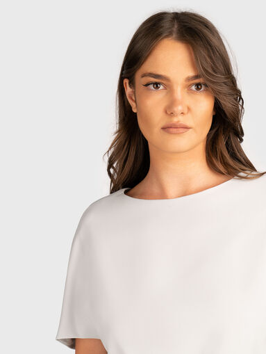 Short T-shirt with oval neckline - 4