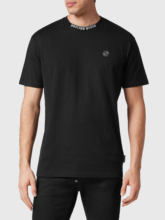 Тениска с лого патч в черно - 1
