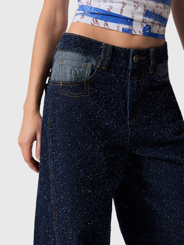 Textured jeans with contrasting pockets - 5