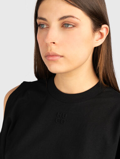 Cropped T-shirt with cut out elements - 4