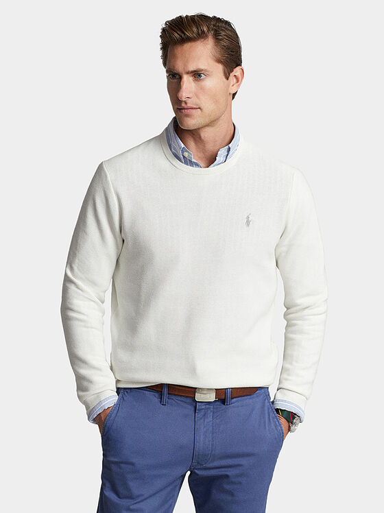 Бял памучен пуловер с овално деколте - 1