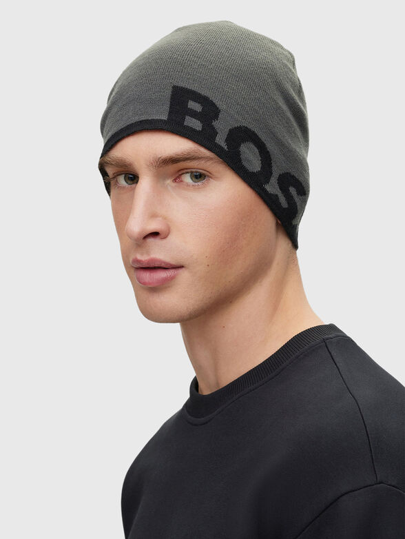 Grey knitted hat with logo accent - 2