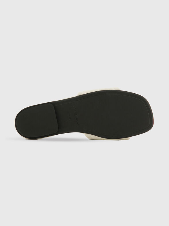 Black slippers with quilted effect - 5