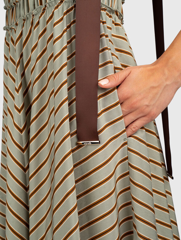 Midi dress with a striped print - 5
