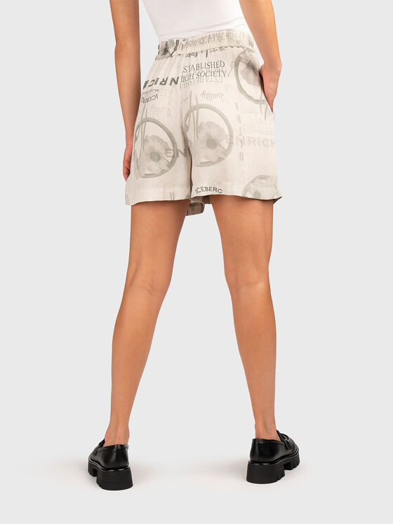 Къси панталони с акцентен принт - 2