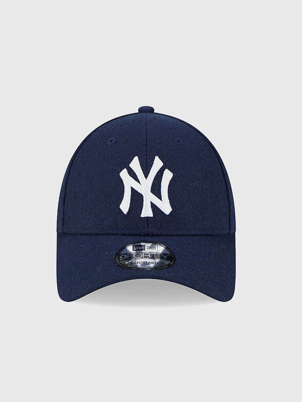 Dark blue hat with visor and contrasting logo - 0