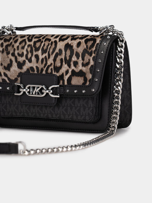 Crossbody bag with accent from animal motif - 5