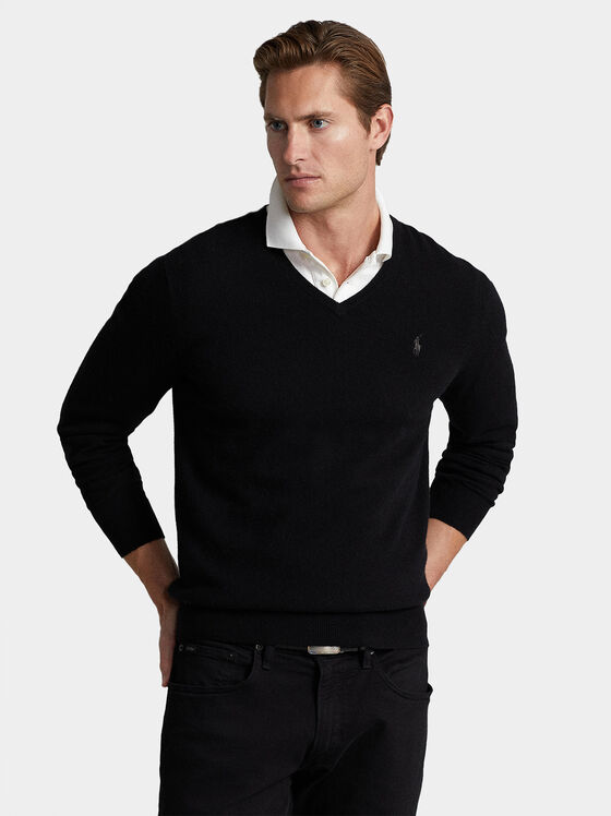 Черен вълнен пуловер с V-образно деколте - 1