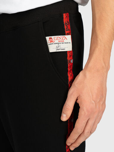 Sports pants with contrasting print - 4