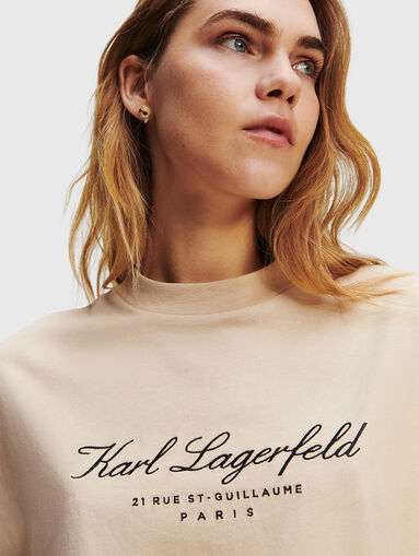 Beige T-shirt with contrasting logo - 4