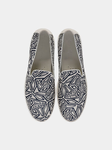 Slip on shoes with contrasting prin - 5