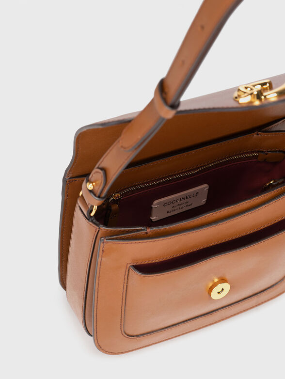 Leather crossbody bag in beige - 6