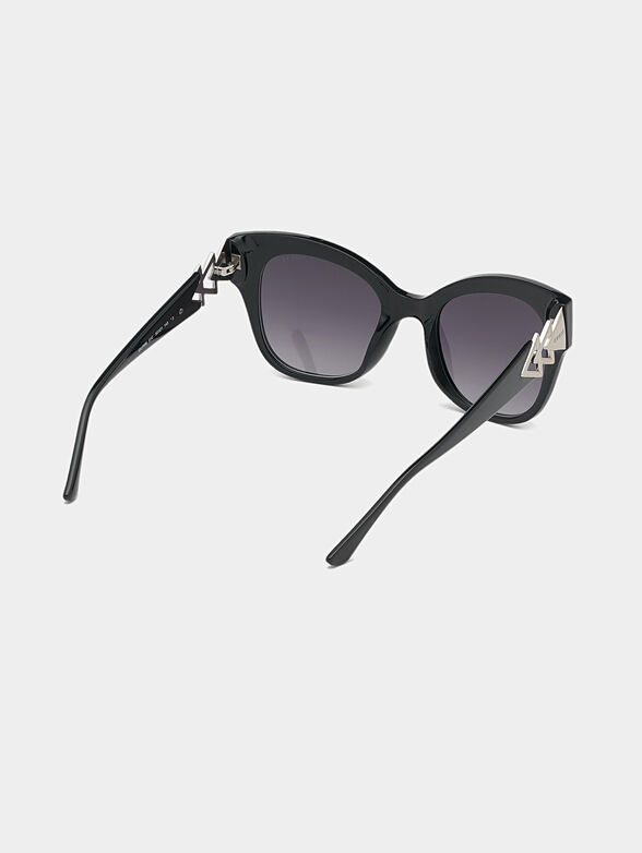 Black sunglasses with triangle logo - 5