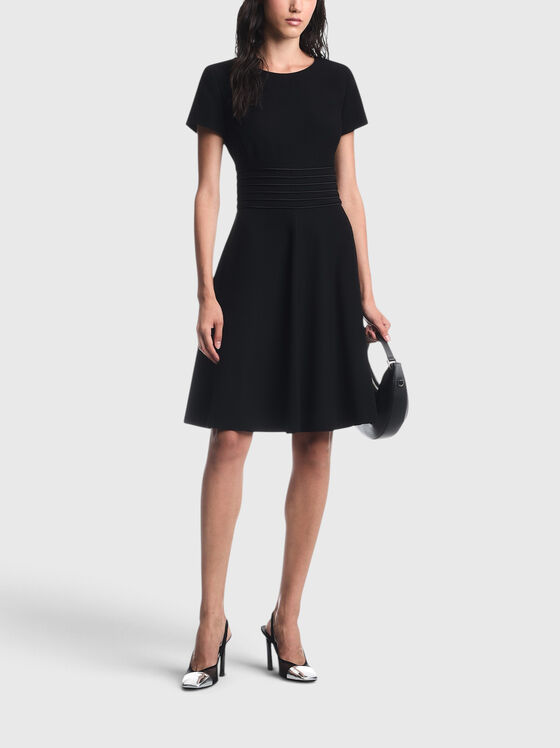 Short-sleeved dress with a waist accent - 1