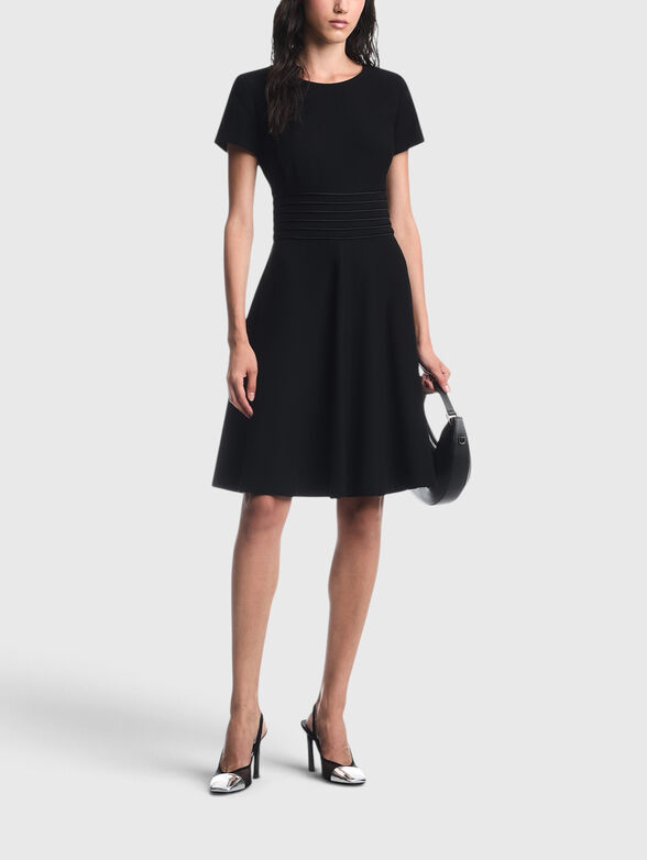 Short-sleeved dress with a waist accent - 1