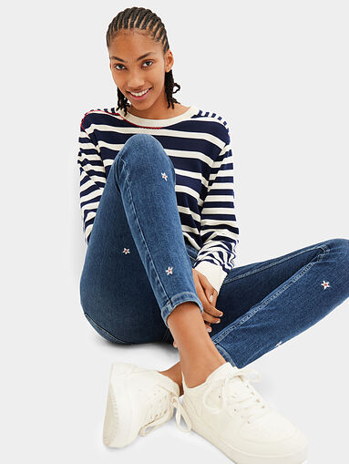 Blue jeans with floral motifs - 5