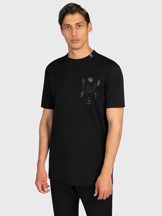Черна тениска с декоративни детайли - 1