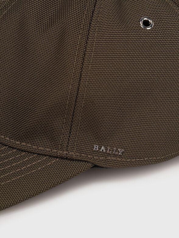 Brown hat with visor and logo detail - 2