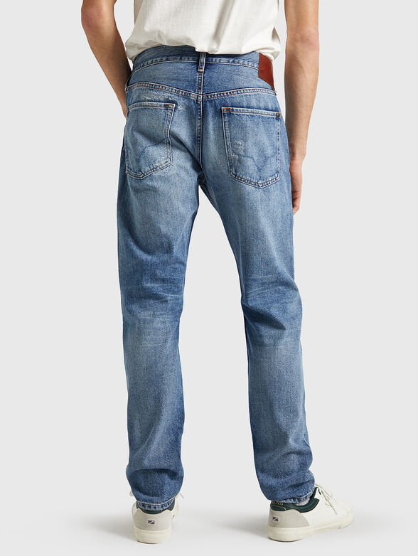Blue jeans with ripped details - 2