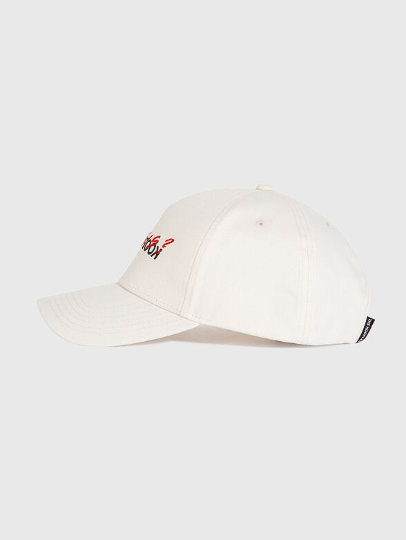 Hat with contrasting logo - 4