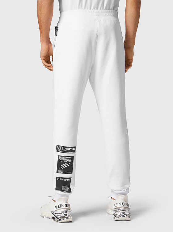 Бял спортен панталон с лого патчове  - 2