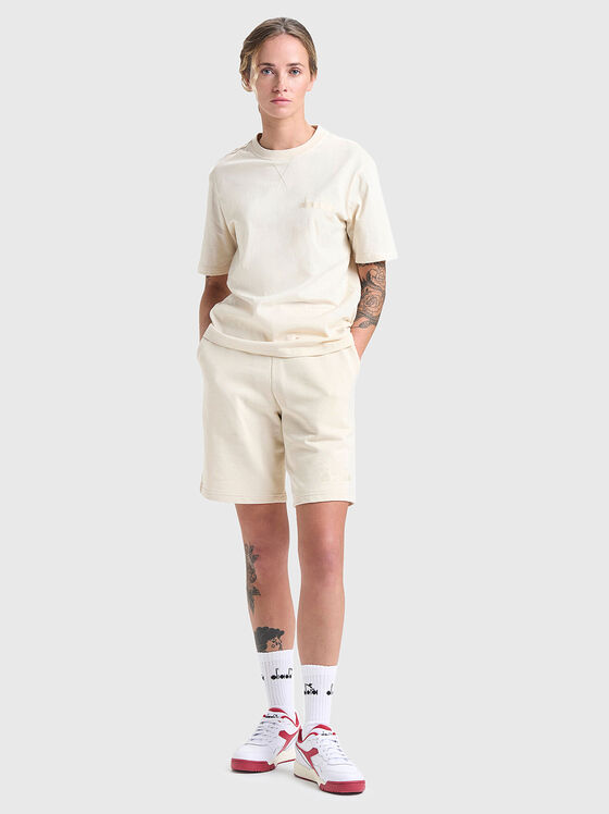 Тениска с лого детайл в цвят екрю - 2