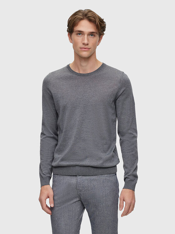 Вълнен пуловер с овално деколте в сив цвят - 1