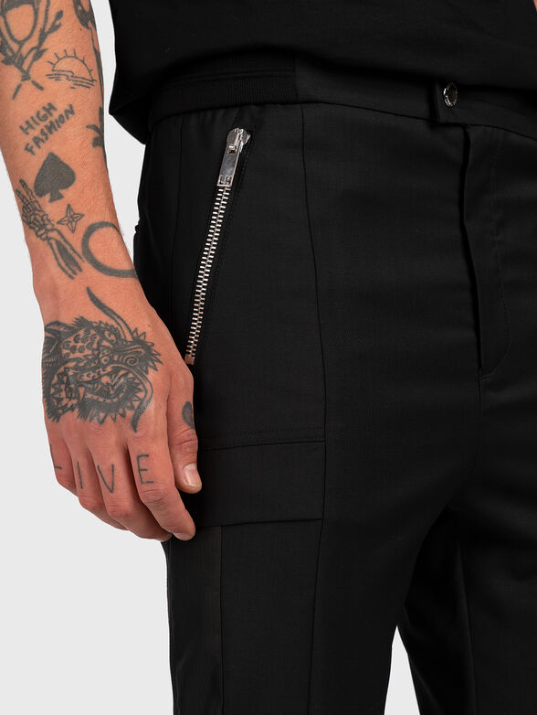 Trousers with pockets and zippers - 4