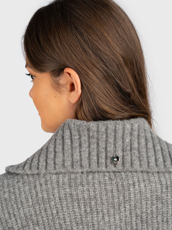 Cardigan with brooch  - 4