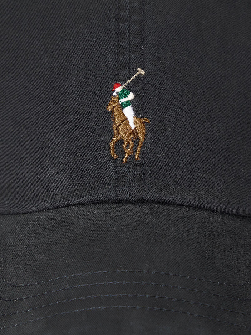 Baseball cap with embroidered logo - 3