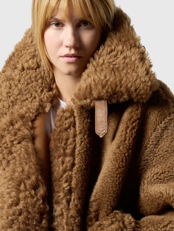 Cropped shearling jacket - 4