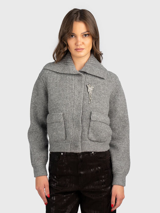 Cardigan with brooch 