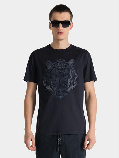 Blue T-shirt with accent embossed print - 1