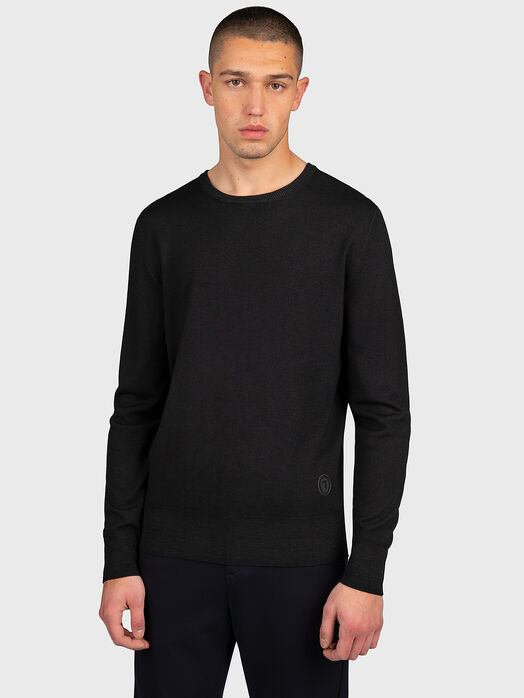 Wool sweater with round neck 