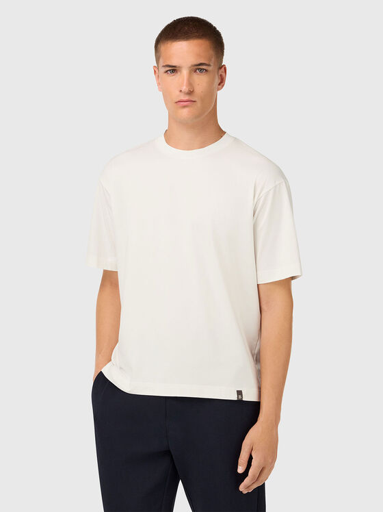 Бяла тениска с овално деколте - 1