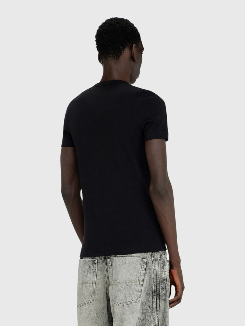 Slim T-shirt with a round neckline  - 3