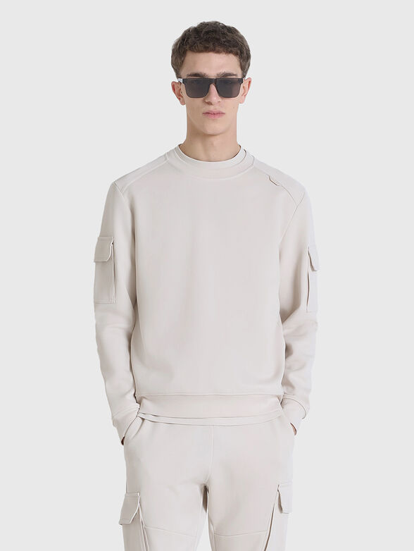 Sweatshirt in black with pockets on the sleeves - 1