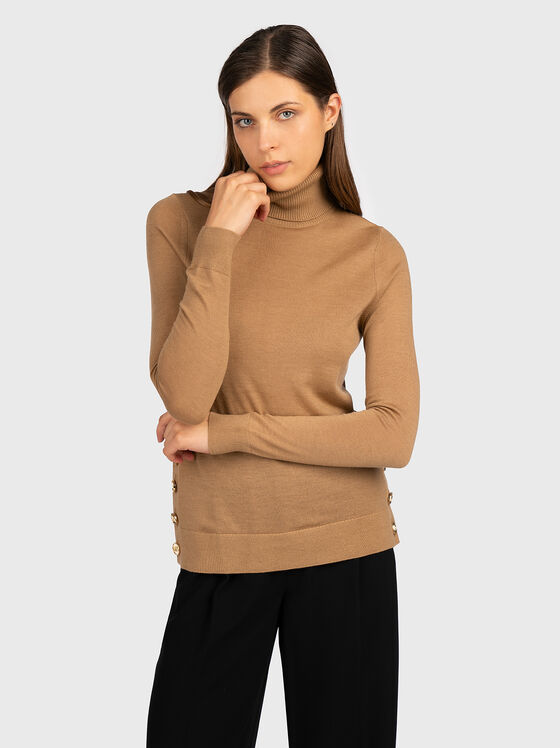 Пуловер в бежов цвят с акцентни копчета - 1