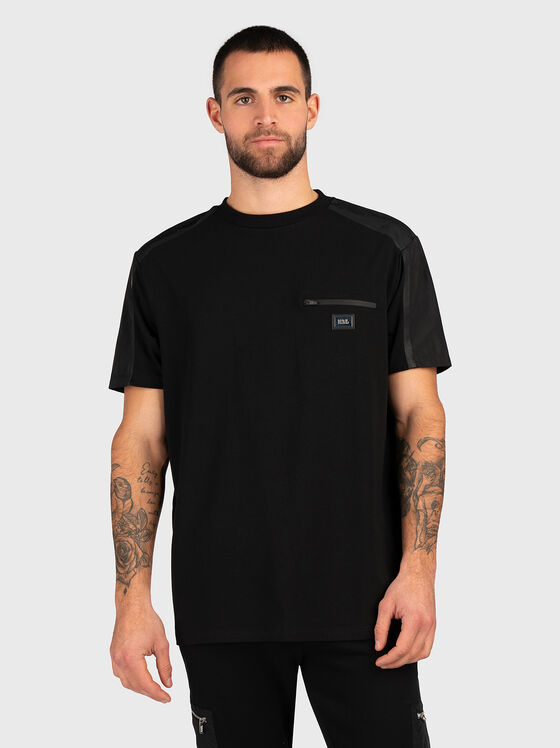 Тениска с черни детайли  - 1