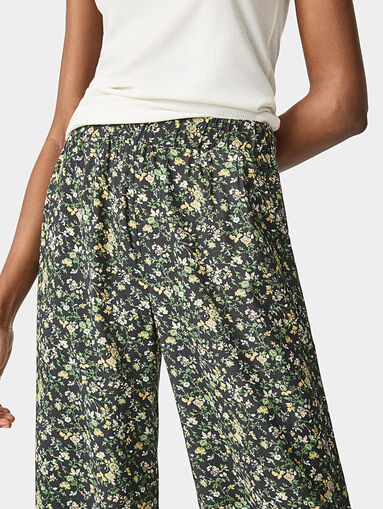 Pants with floral print - 4