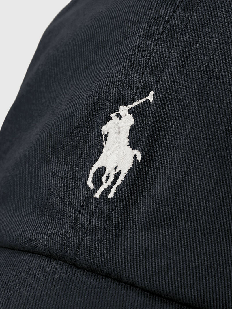 Baseball cap with embroidered logo - 3